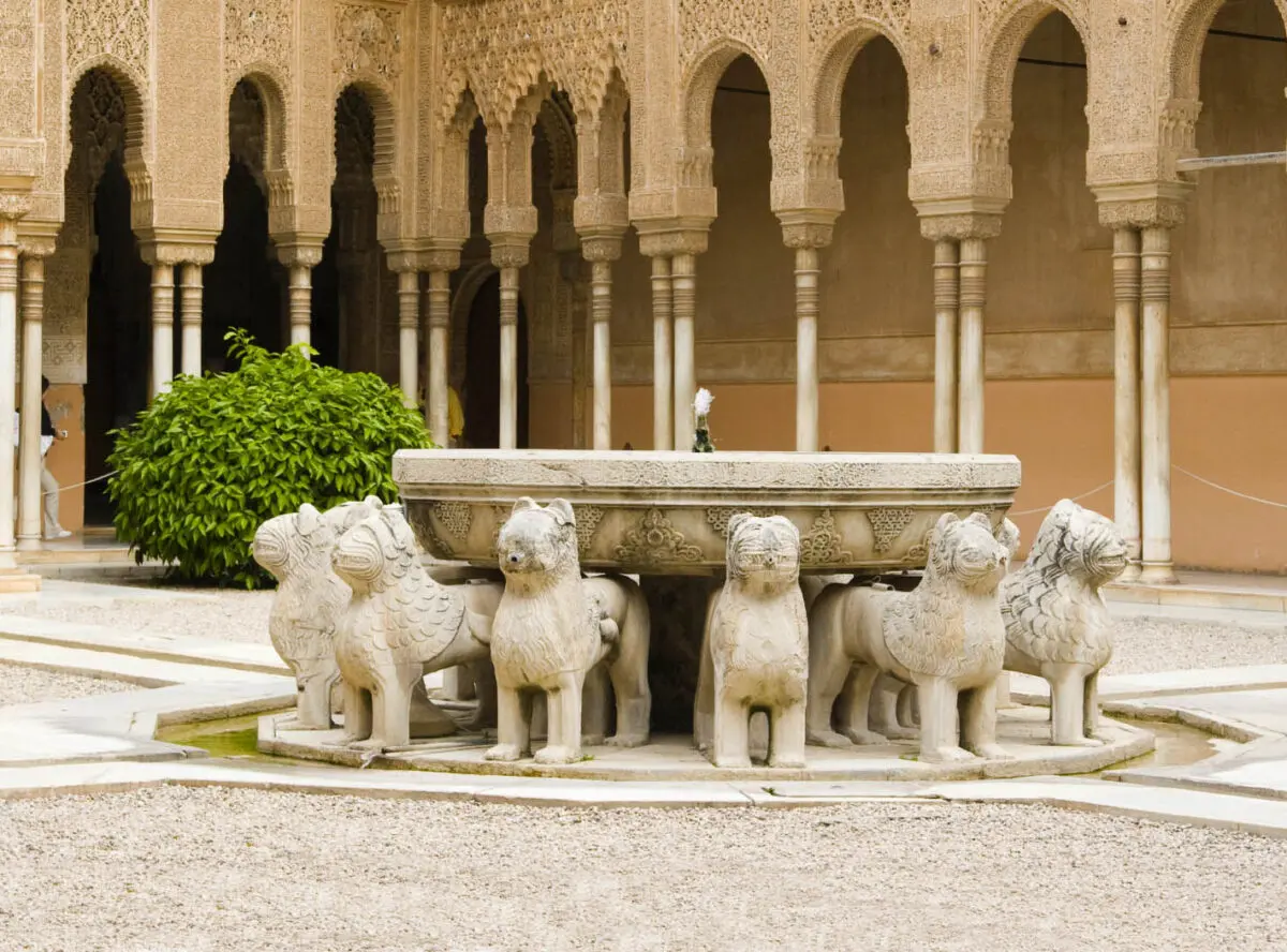GRANADA PATIO LEONES