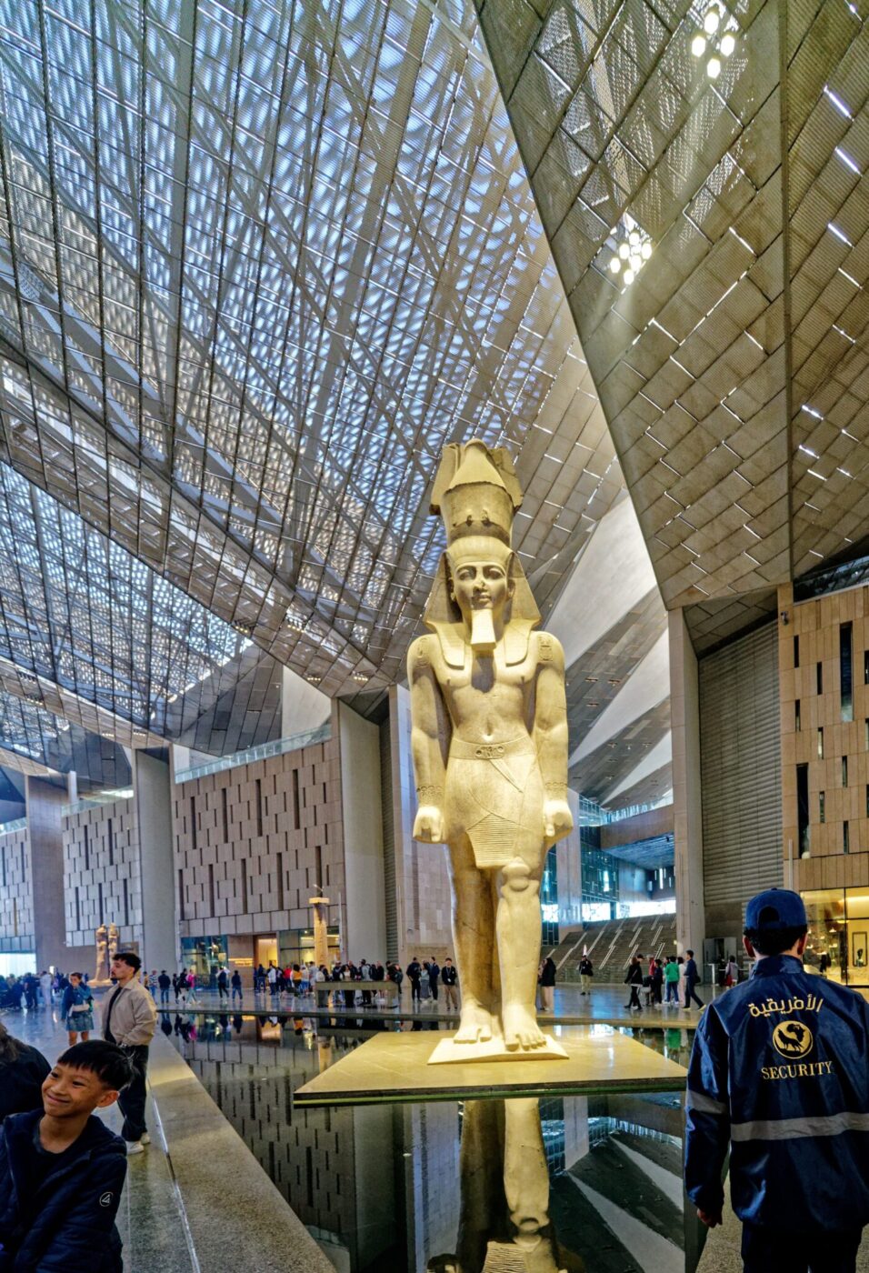 75 Tonnen wiegt die Kolossalstatue des Ramses II im Großen Ägyptischen Museum. 01
